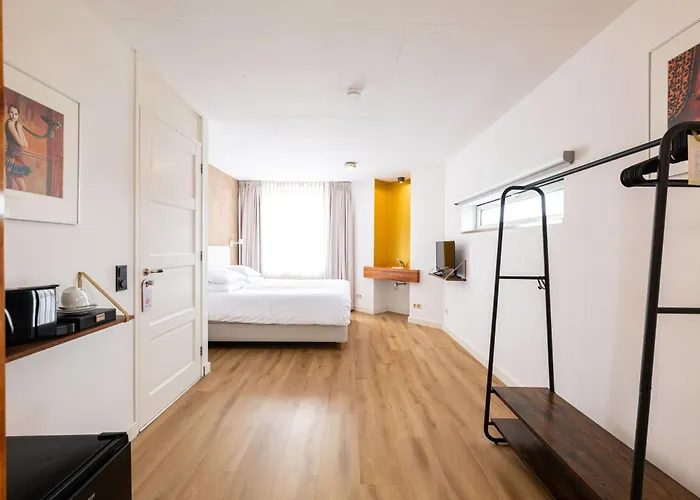 De Tulpentoren Bed & Breakfast Roelofarendsveen