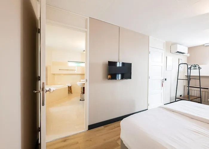 De Tulpentoren Bed & Breakfast Roelofarendsveen